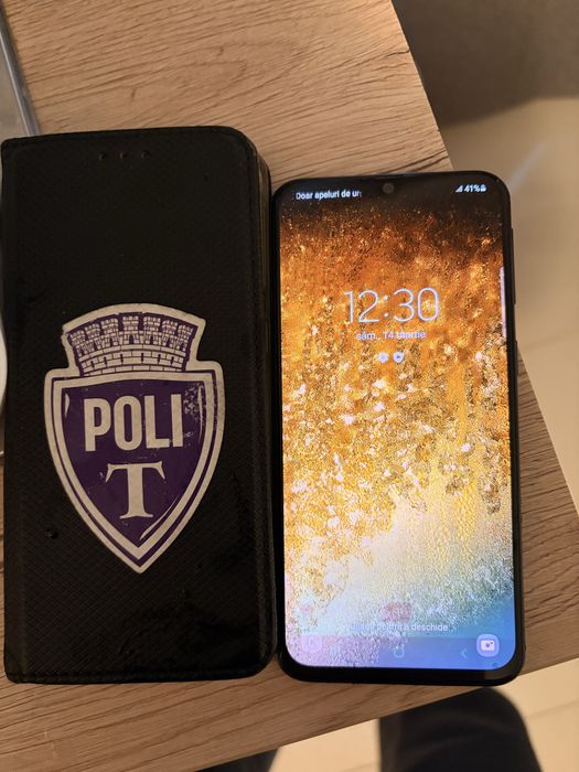 Smartphone cel  in poza usor bourne ectan dar functional bateria tine