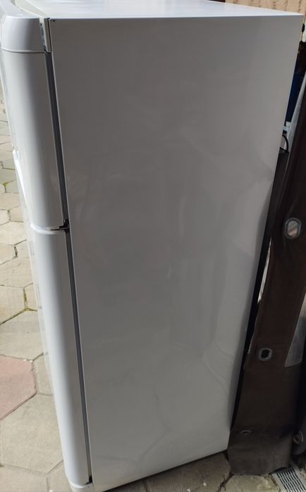 Продавам хладилник с камера indesit taan