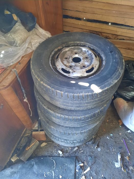 Vând cauciucuri de vară aproape noi 225 70/15 c la 800 RON Prețul