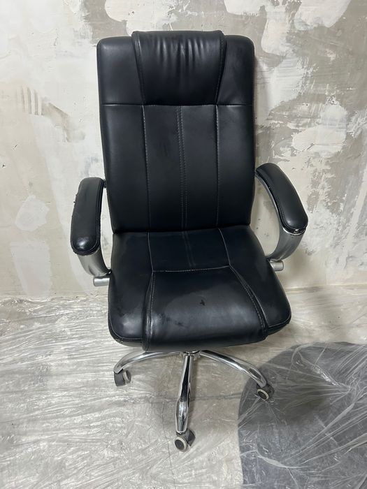 Добротное кресло офисное стул