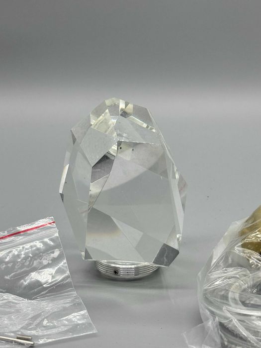 Луксозен LED кристален пендел диамант с метална основа в златист цвят