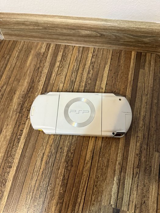 Psp 1000 alb 8gb sticare