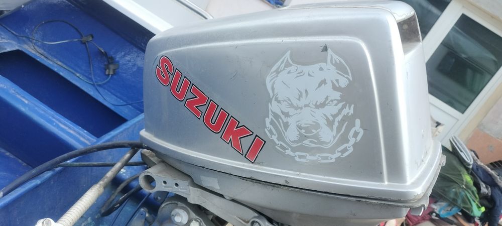 Vând barca cu motor