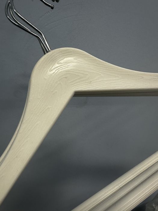 Вешалки женские белые