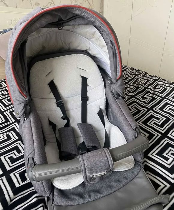Продам детскую коляску Adamex