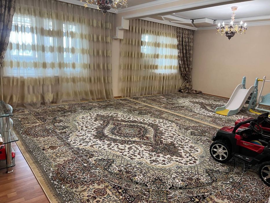 4 комнат, 8 этаж, 9 этажный дом. Площадь 200 квадратных метров.