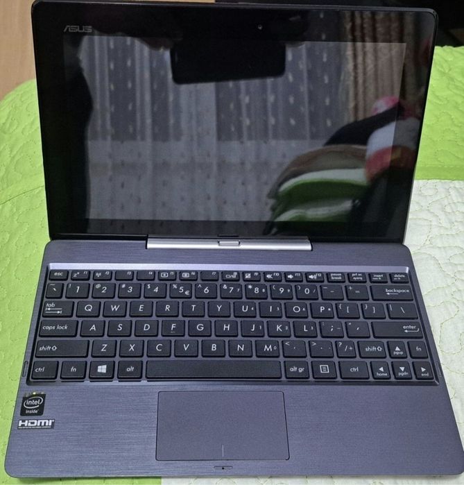 Laptop tableta Asus cu display  touchscreen
