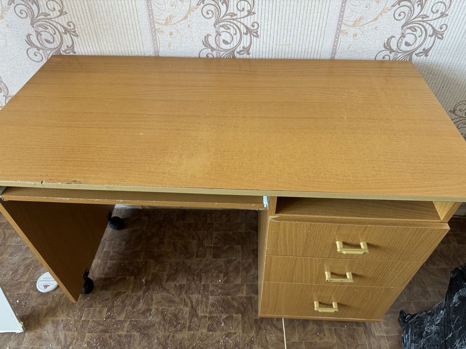 Продам стол парту