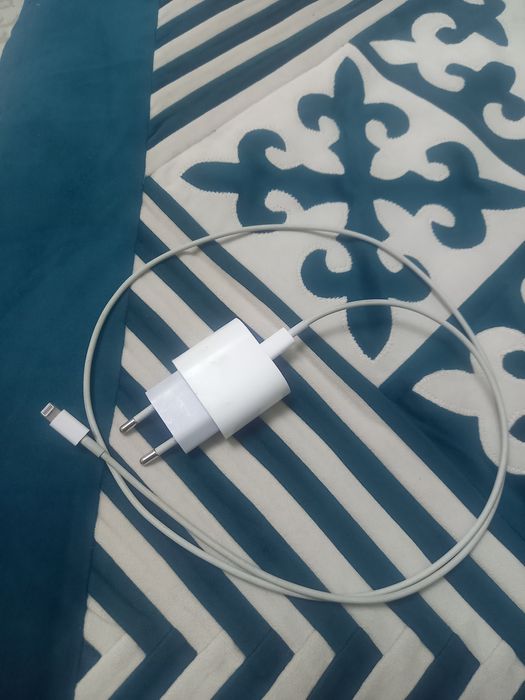 Продам оригинальную зарядку для IPhone