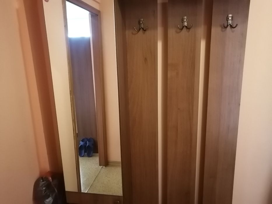 Прихожая состояние хорошее.  Бу