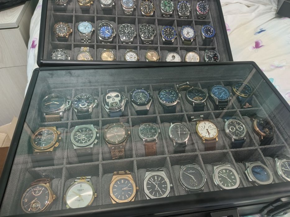Часы обсолютно новые в комплекте с чемоданом вообщем 48  шт