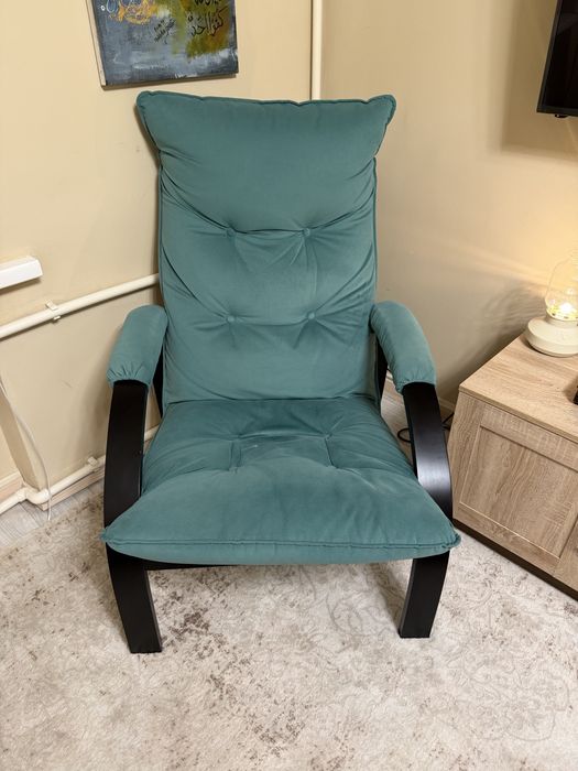 Продаю кресло и журнальный столик, почти новые.