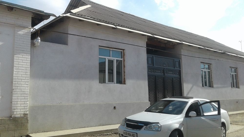 Уй сотилади. Нурафшон (Тойтепа). Все условия внутри даже интернет...