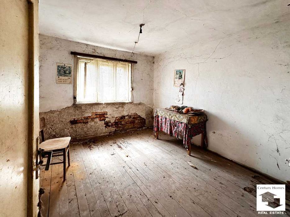 140314 Триетажна къща с 6 спални, гараж и голям двор в с. Караисен