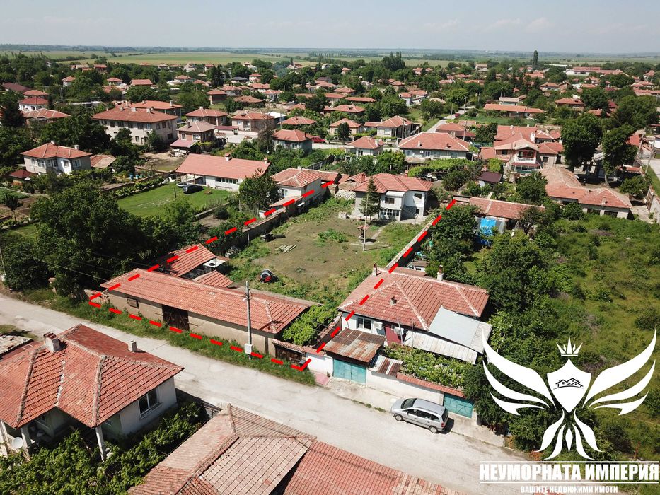 Двуетажна къща 160РЗП с голям двор 1250кв. двор в село Избеглии