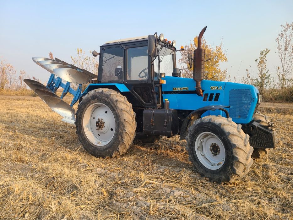 МТЗ. 1221.2 тропик. Холати ало. .трактр узи 24000. Плуг бн 30000.минг