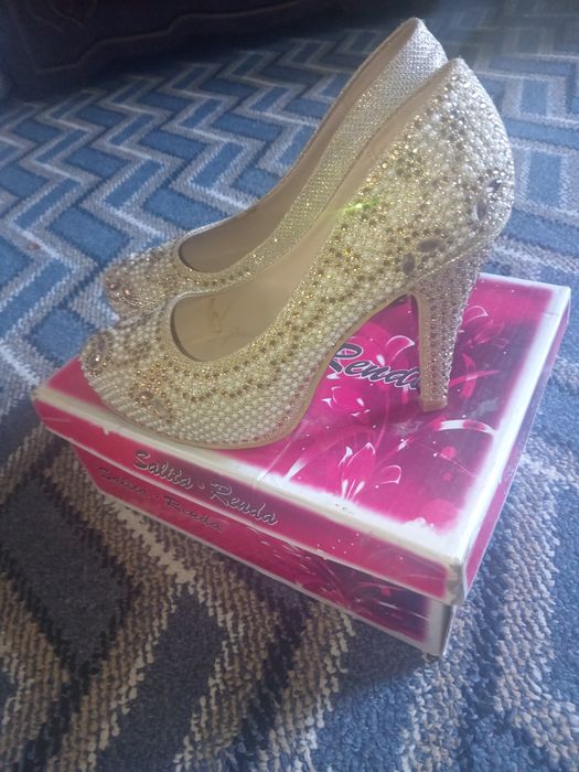 Tufli baland poshnali