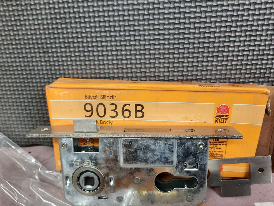 Вырезной  замок 9036В  новый