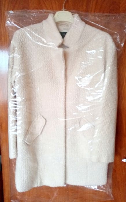 Бяло палто букле 49 % вълна М размер