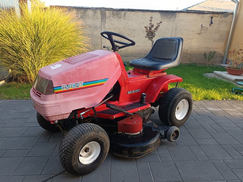 Tractoras tuns iarba