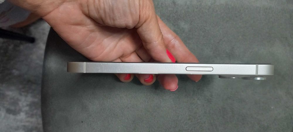 Телефон Iphone 13 бял
