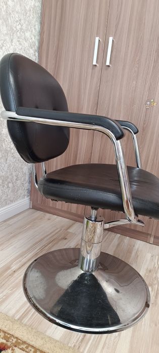 Парикмахерское кресло