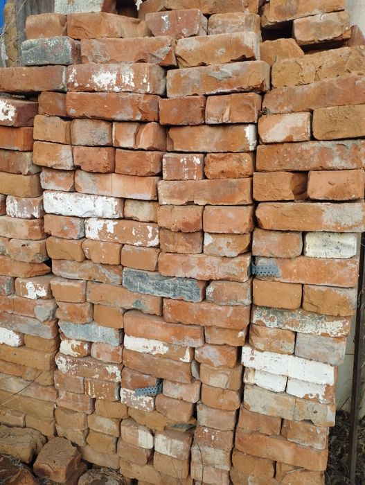 Продам б/у кирпич красный кирпич 100тенге белый кирпич по 50 тенге