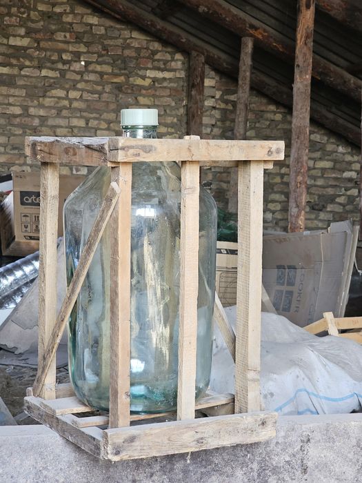 20 litrli vino butilkasi yog‘och qutida – a’lo holat!