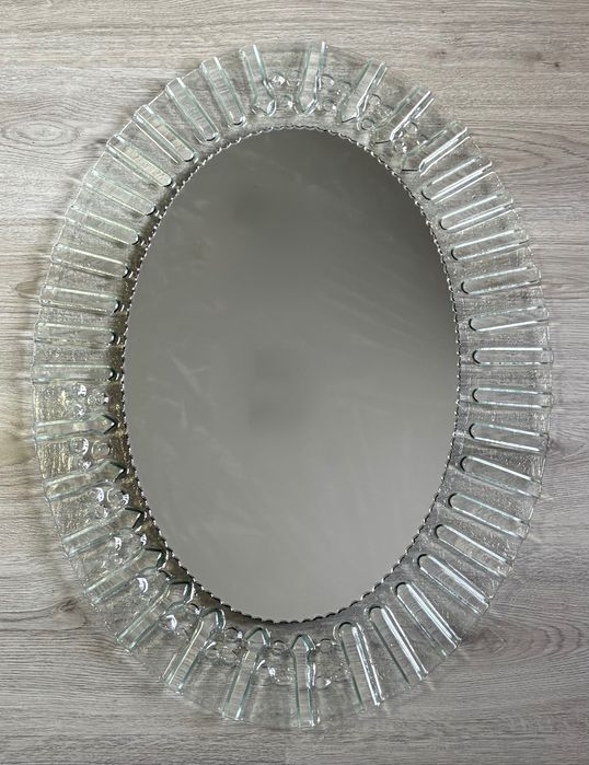 Овално стеннo огледало с декоративна рамка от стъкло