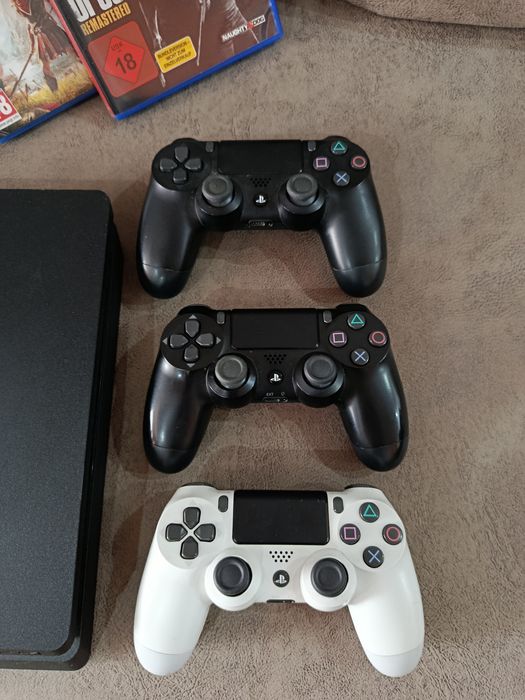 Consola PlayStation 4 (PS4) Slim 1TB - 3 Manete originale - 7 Jocuri (TLOU, AC Odyssey)