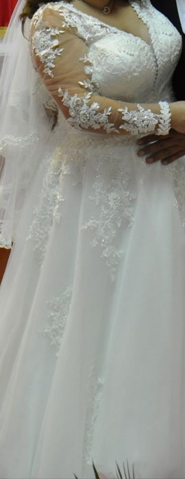 Rochie de mireasa și voal