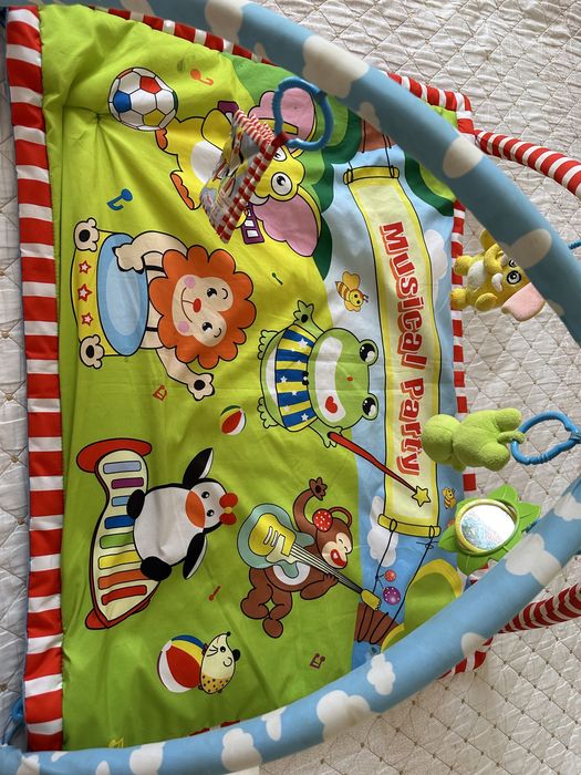Развивающий коврик с игрушками