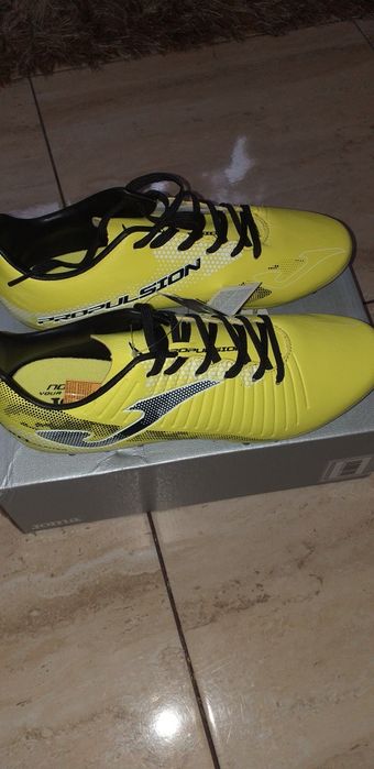 Vand ghete fotbal sintetic noi,model foarte frumos