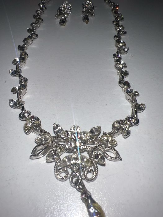 Продам.     Колье с сережками