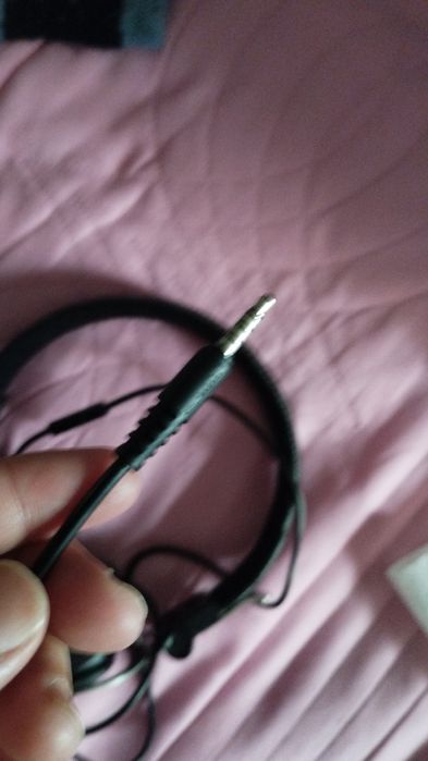 Наушник цвет черный