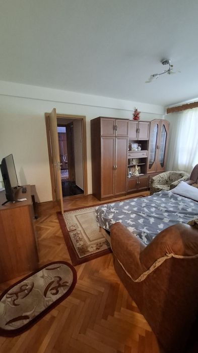 De vanzare apartament 3 camere etaj 2