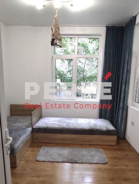 Дава се под наем Тристаен апартамент в Бургас, Център - 90 кв.м за 382.5 € - Снимка #1