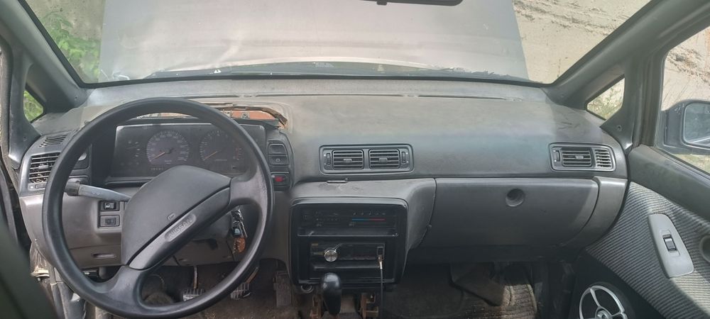 Nissan Prairie, 1991