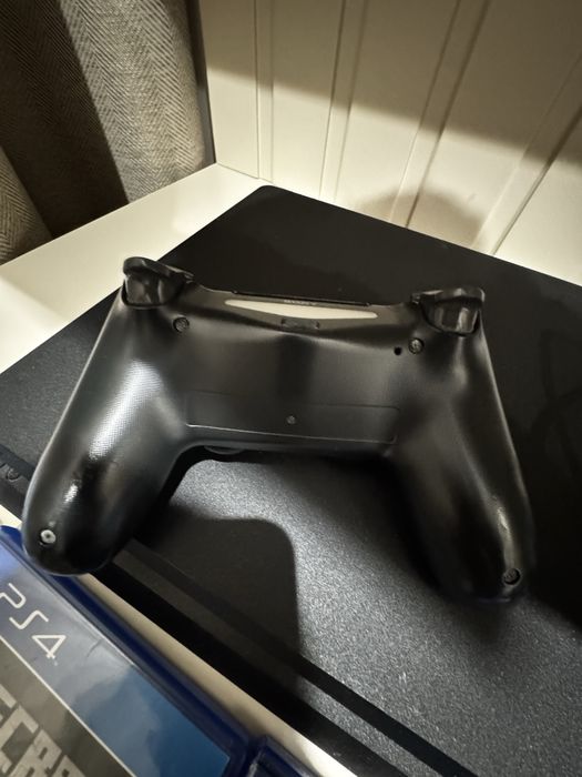 Плейстейшн 4 2 джостика.