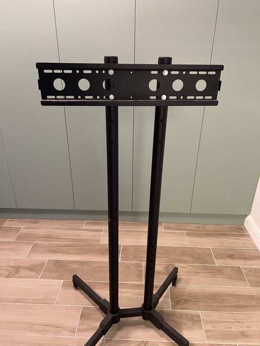 Suport TV reglabil pe roți