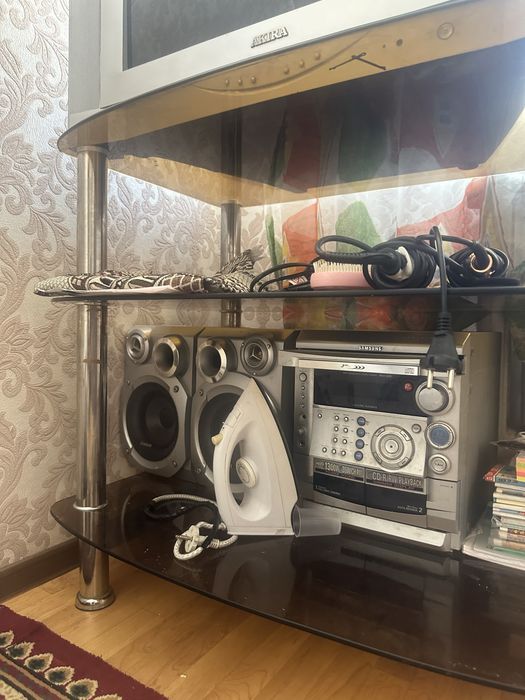 Телевизор с подставкой
