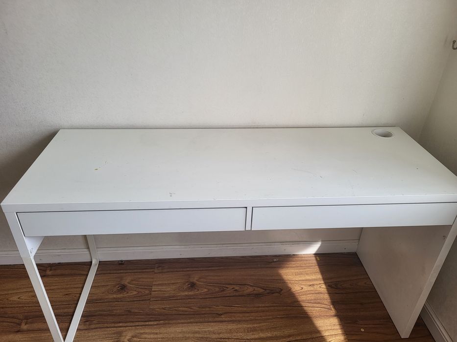 Белый стол из IKEA