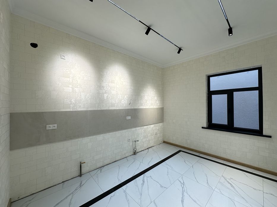 Сергелида машина бозорни рупарасида янги уй сотилади. 2сотих, 6 хона