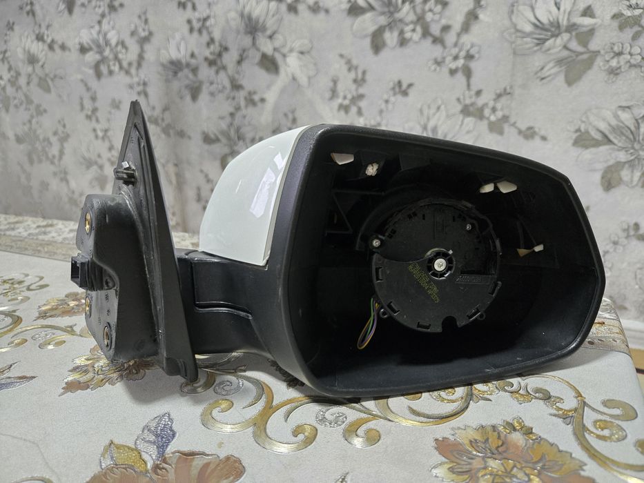 Правое зеркало от кобальта новое