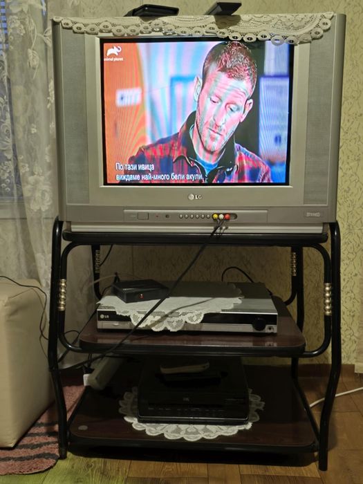 Телевизор LG , и масата по него заедно се продават само на място