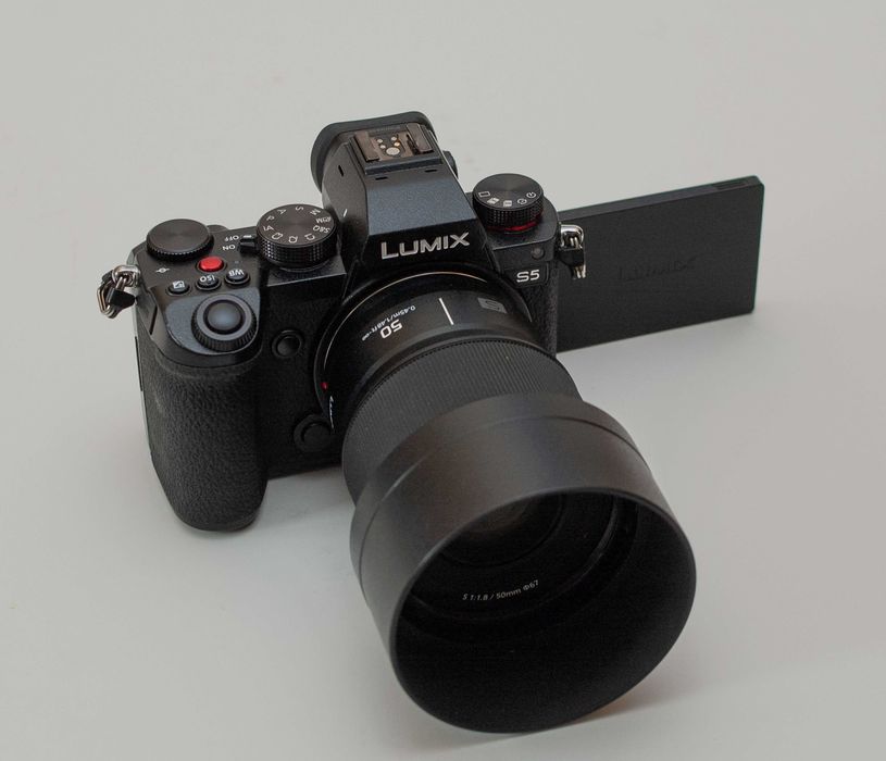 Продавам Panasonic Lumix S5 с обектив Lumix S 50mm f/1.8