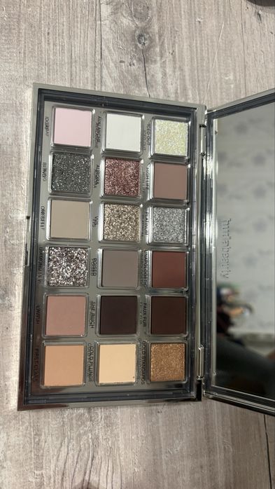 Палетка Huda beauty