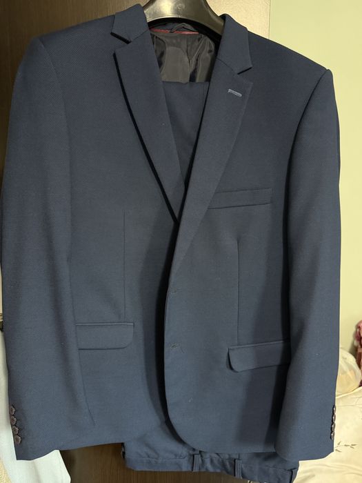 Costum marimea 52  impecabil