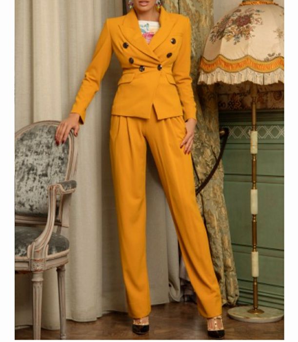 Costum elegant/casual,de designer,model rosu pe interior;