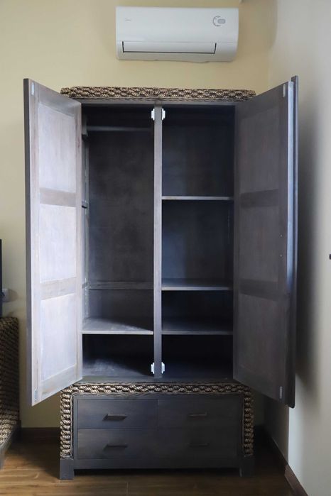 Гардероб от масивно дърво и естествен ратан.